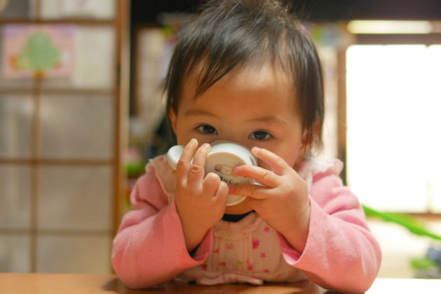 赤ちゃんの口の発達を促すコップ飲み お寺と写真と赤ちゃんと 豊前市ベビーフォト ベビーマッサージ教室つむぎ
